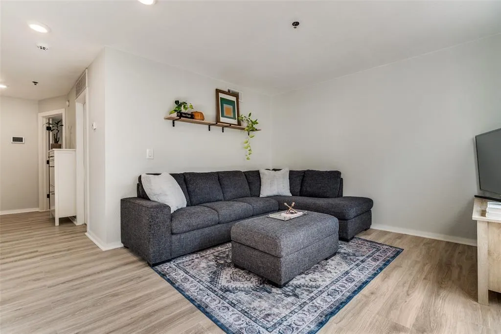 3901 Travis Street, #120