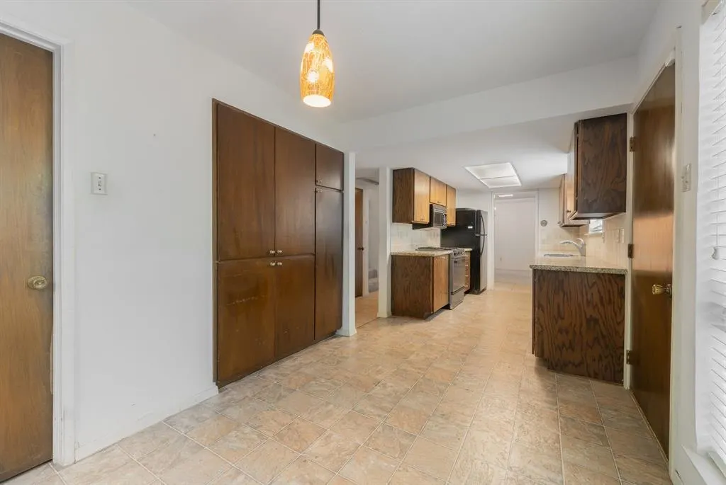 10716 Meadowcliff Lane
