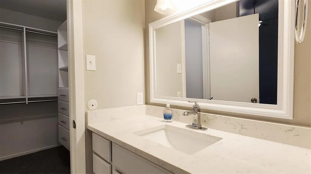 6646 E Lovers Lane, #1106