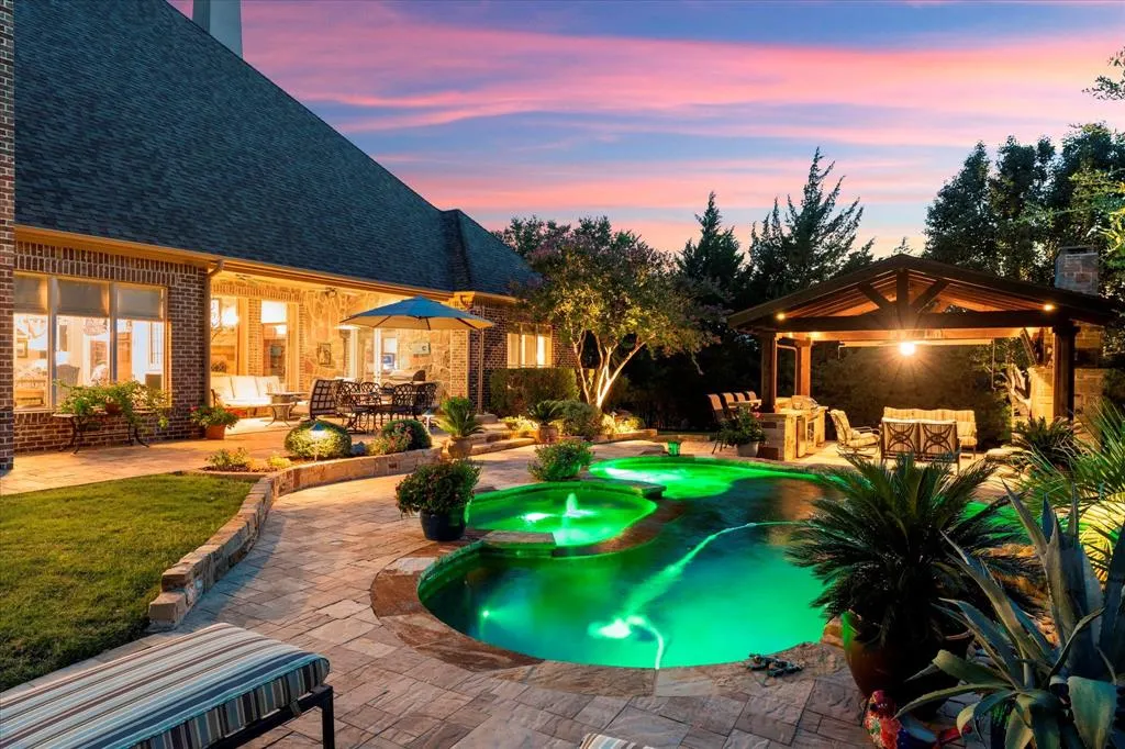 5812 N Woodcreek Circle