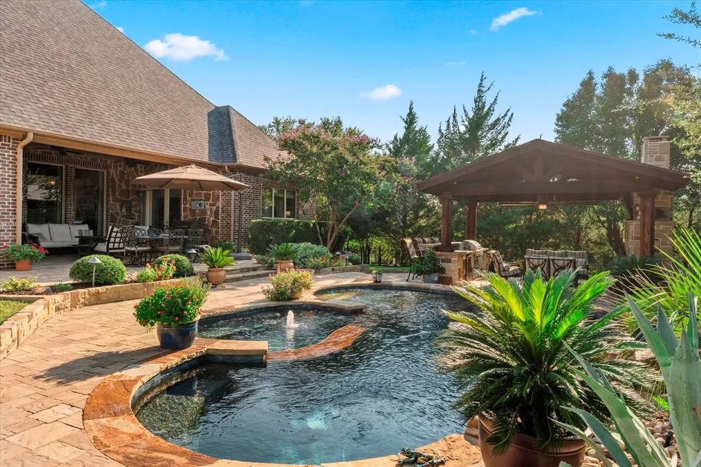 5812 N Woodcreek Circle