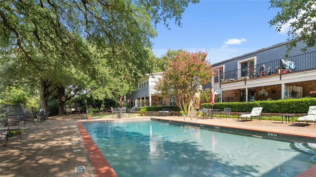 527 W Lookout Drive, #224