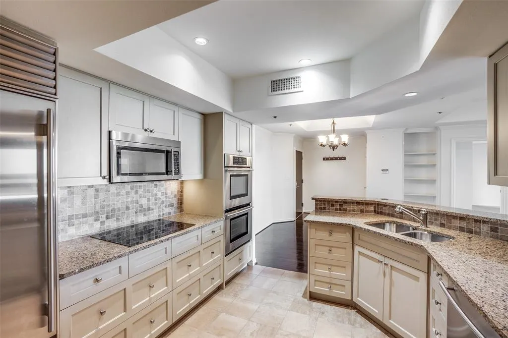 5909 Luther Lane, #1106