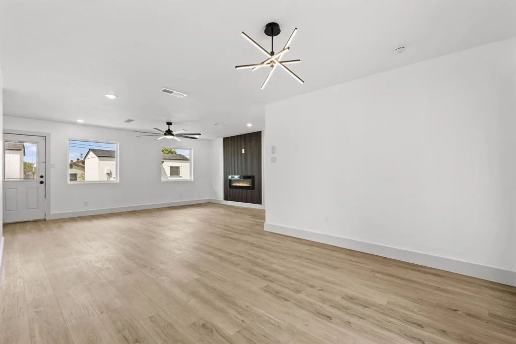 3727 Pacesetter Drive