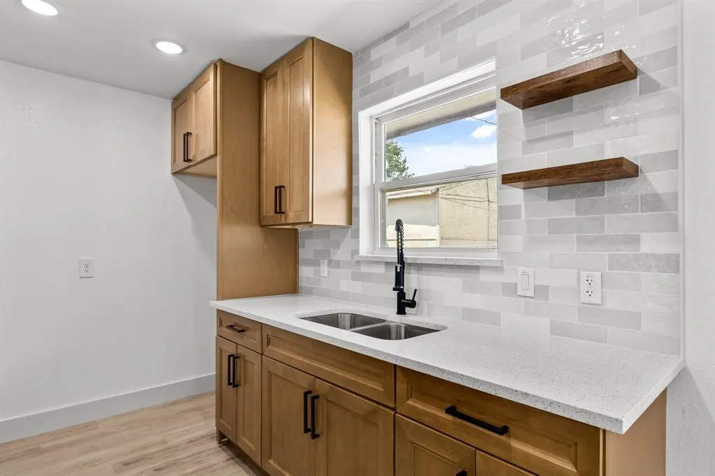 3727 Pacesetter Drive