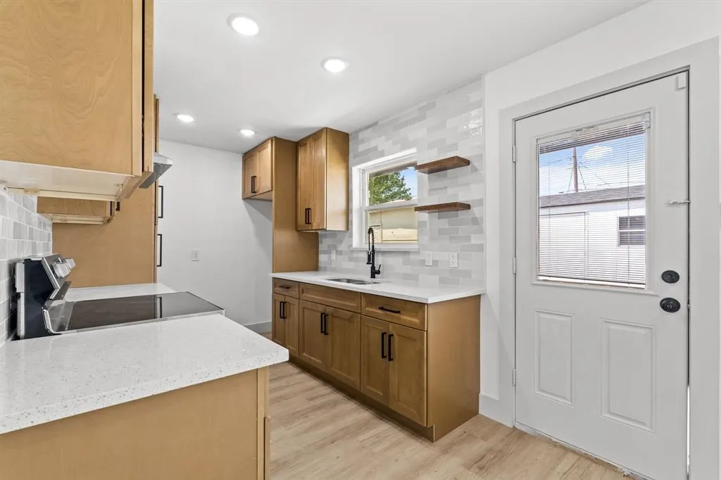 3727 Pacesetter Drive