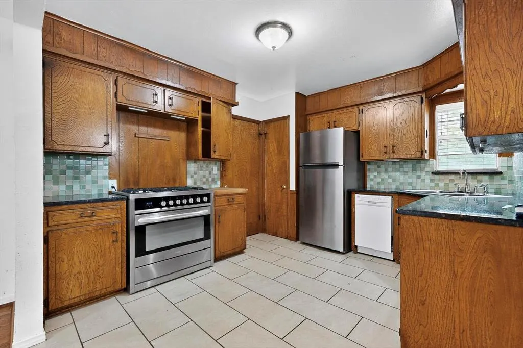 2912 Shadow Wood Drive