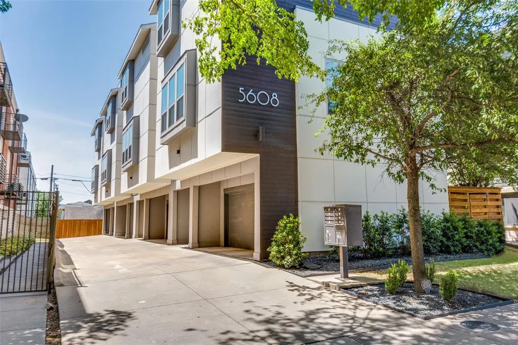 5608 Lindell Avenue, #3