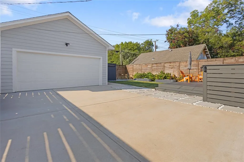 2534 Gladstone Drive