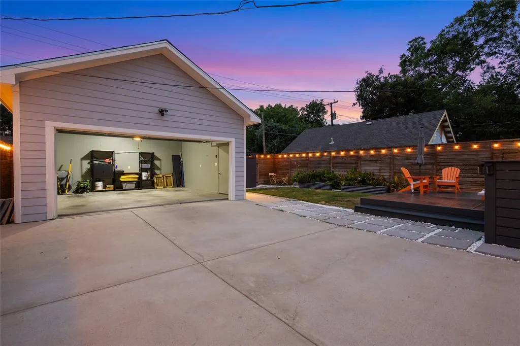 2534 Gladstone Drive