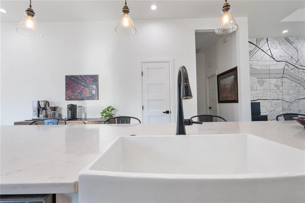 2534 Gladstone Drive