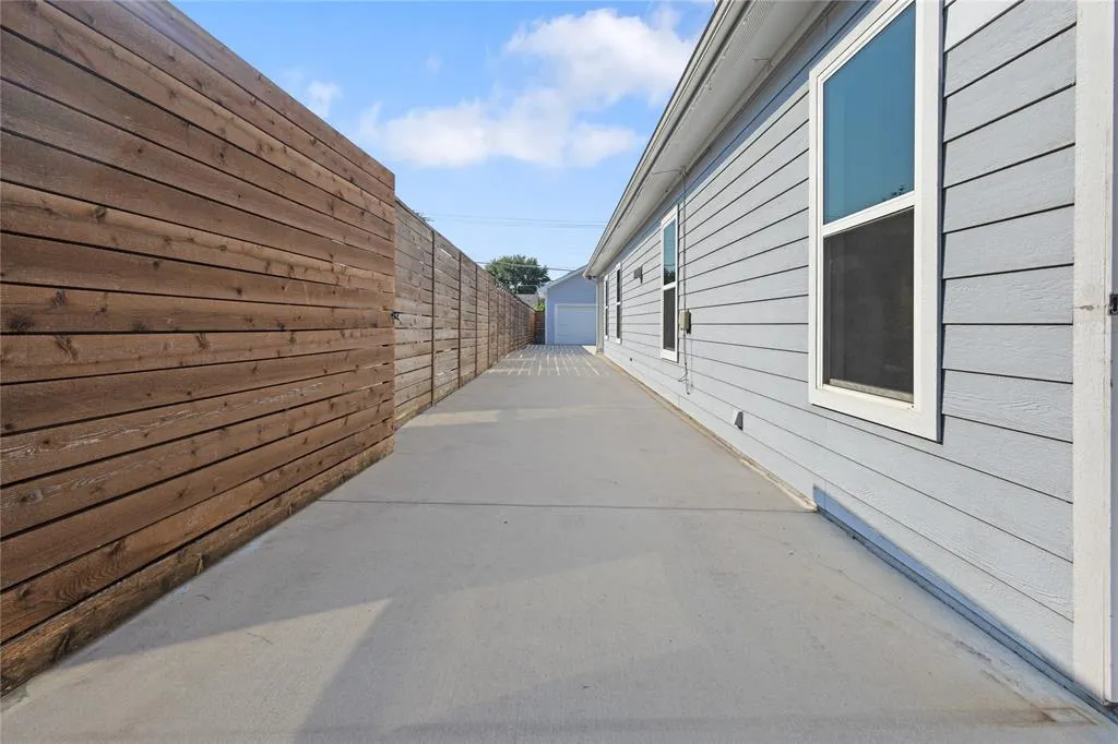 2534 Gladstone Drive