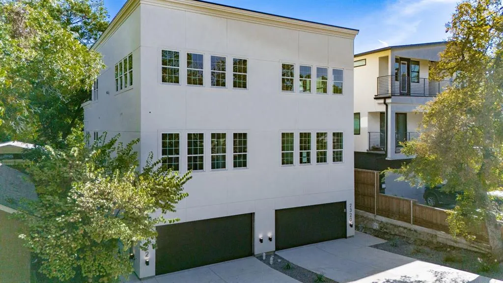 2322 Arroyo Avenue