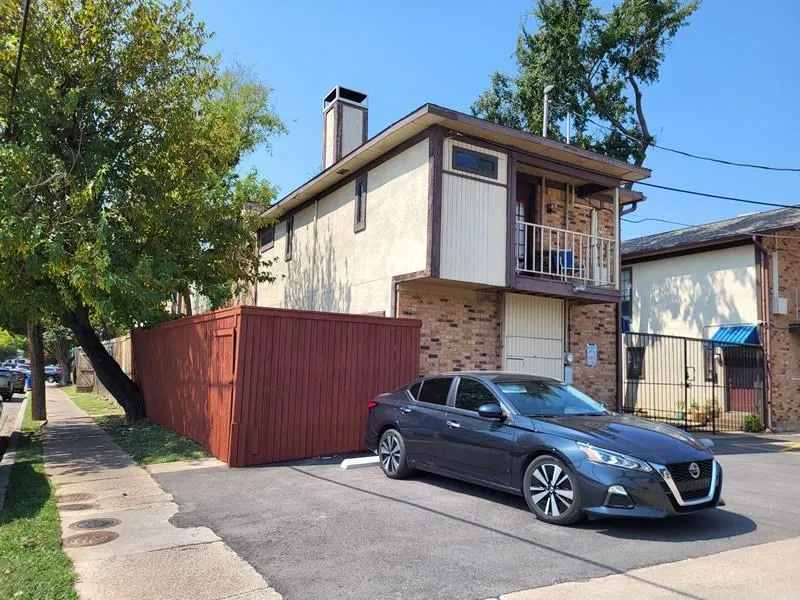 4000 Rawlins Street, #105