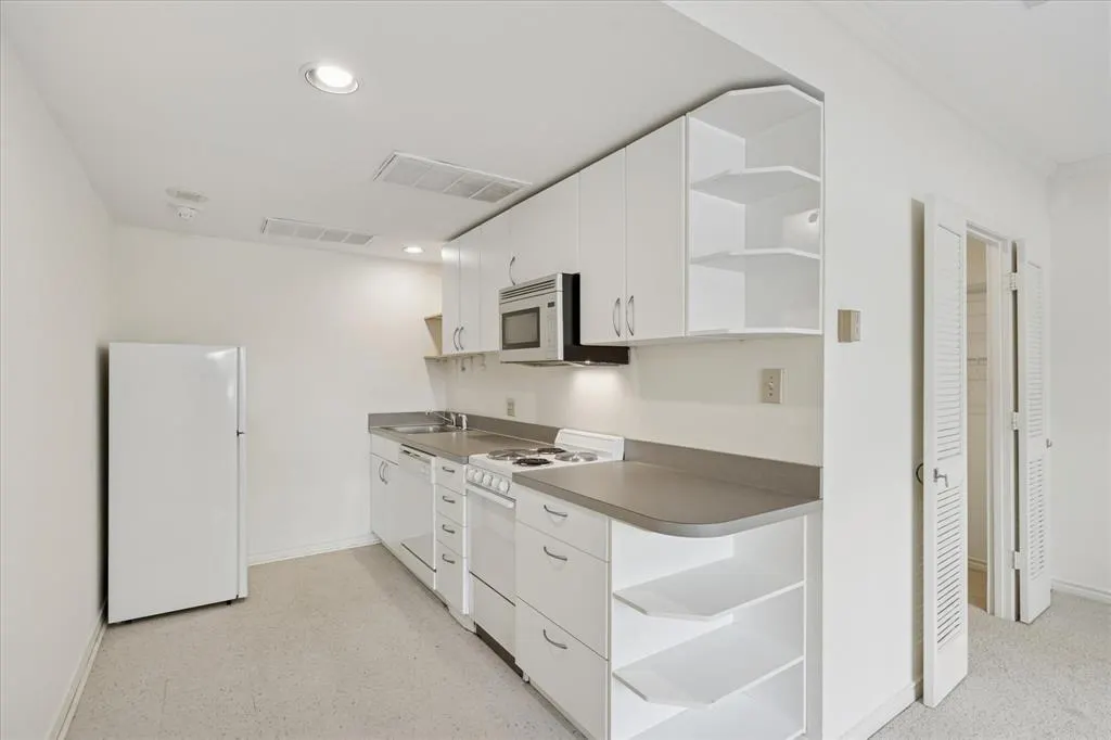 6211 W Northwest Highway, #G124