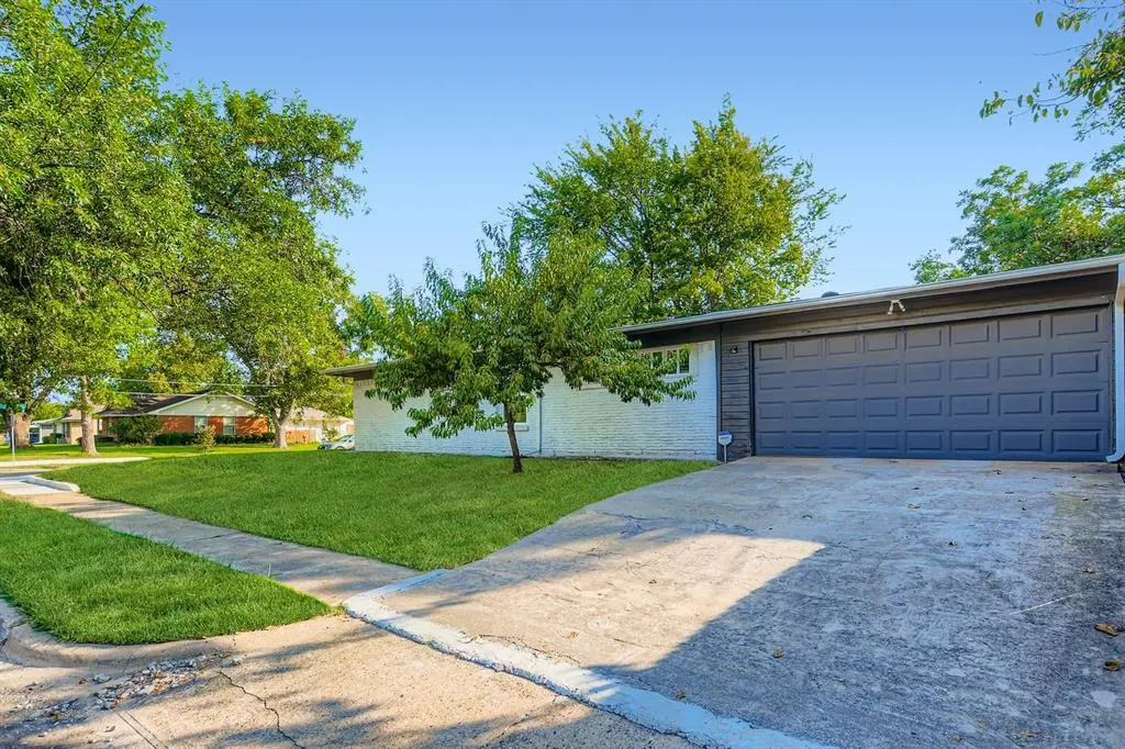 2506 Highwood Drive