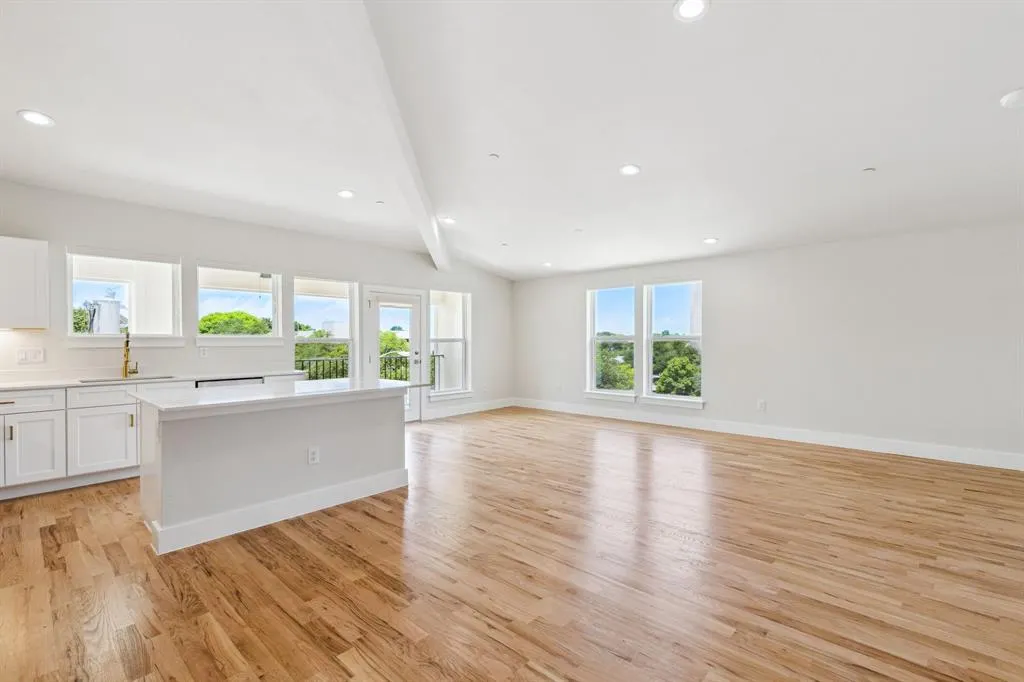 6283 La Vista Drive, #305