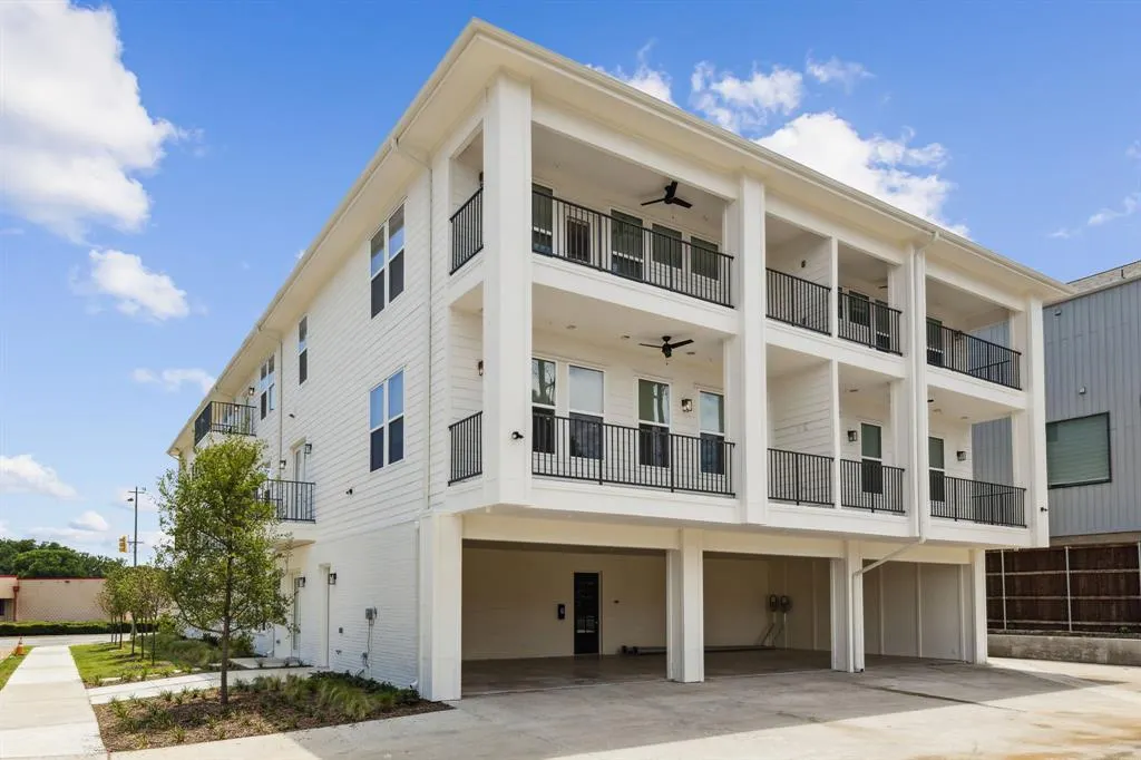 6283 La Vista Drive, #305