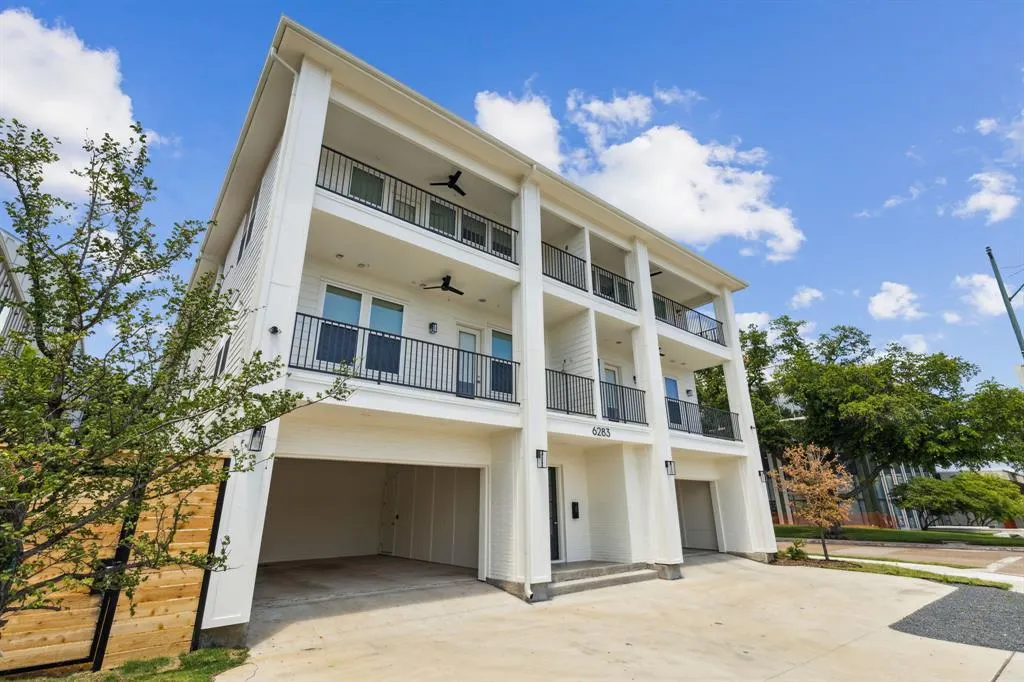 6283 La Vista Drive, #305