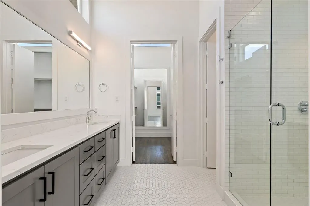 5802 Lindell Avenue, #101