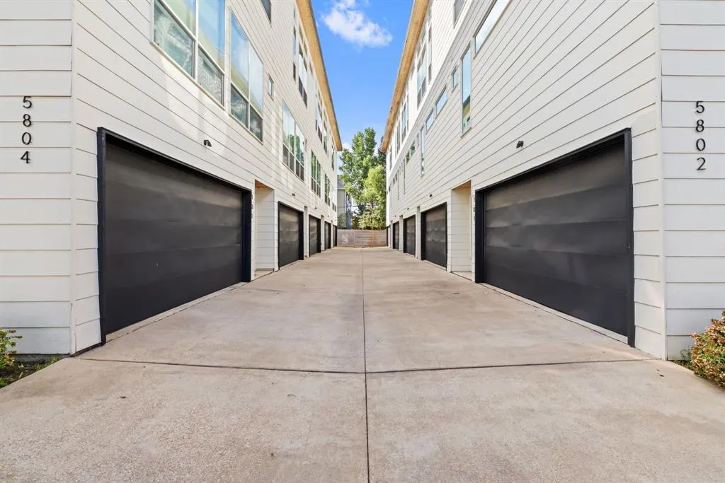 5802 Lindell Avenue, #101