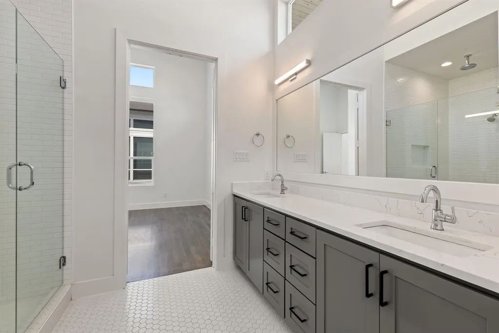 5802 Lindell Avenue, #101