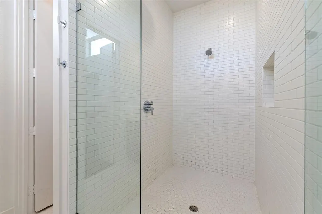 5802 Lindell Avenue, #101