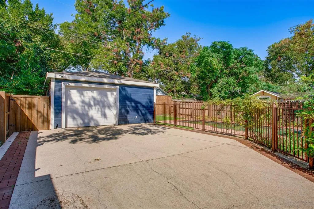 219 N Willomet Avenue