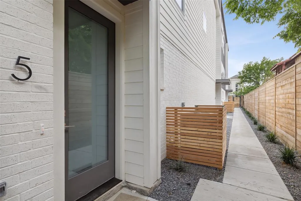 6201 Oram Street, #4