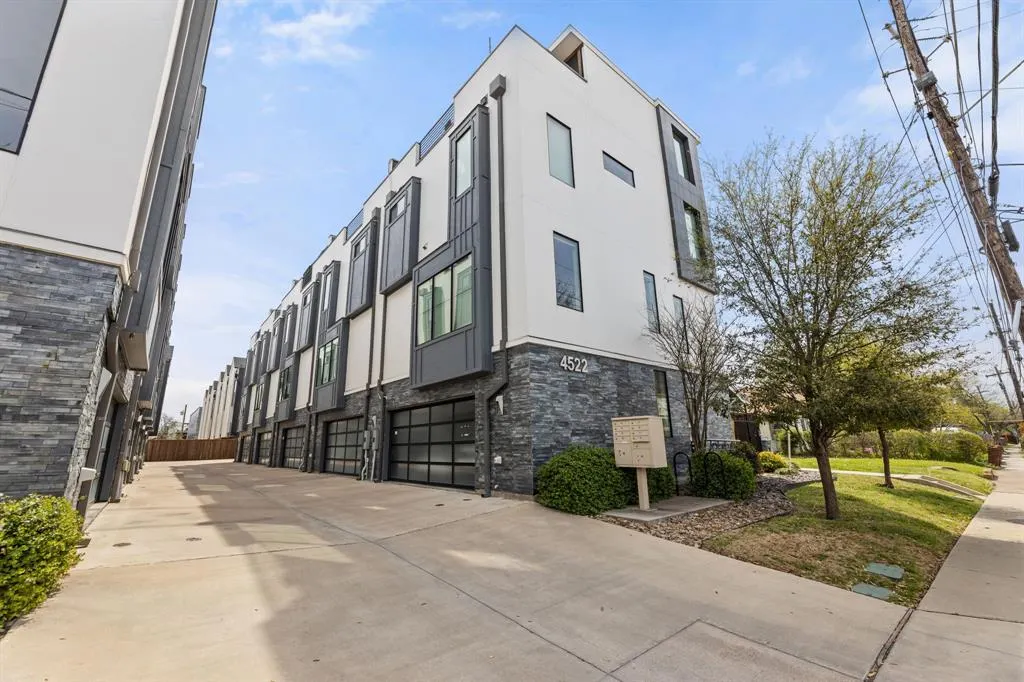 4522 Deere Street, #105