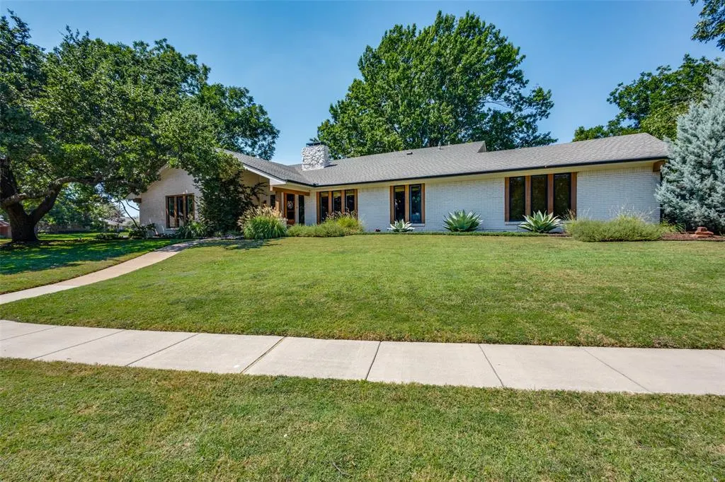 205 Westpark Drive N