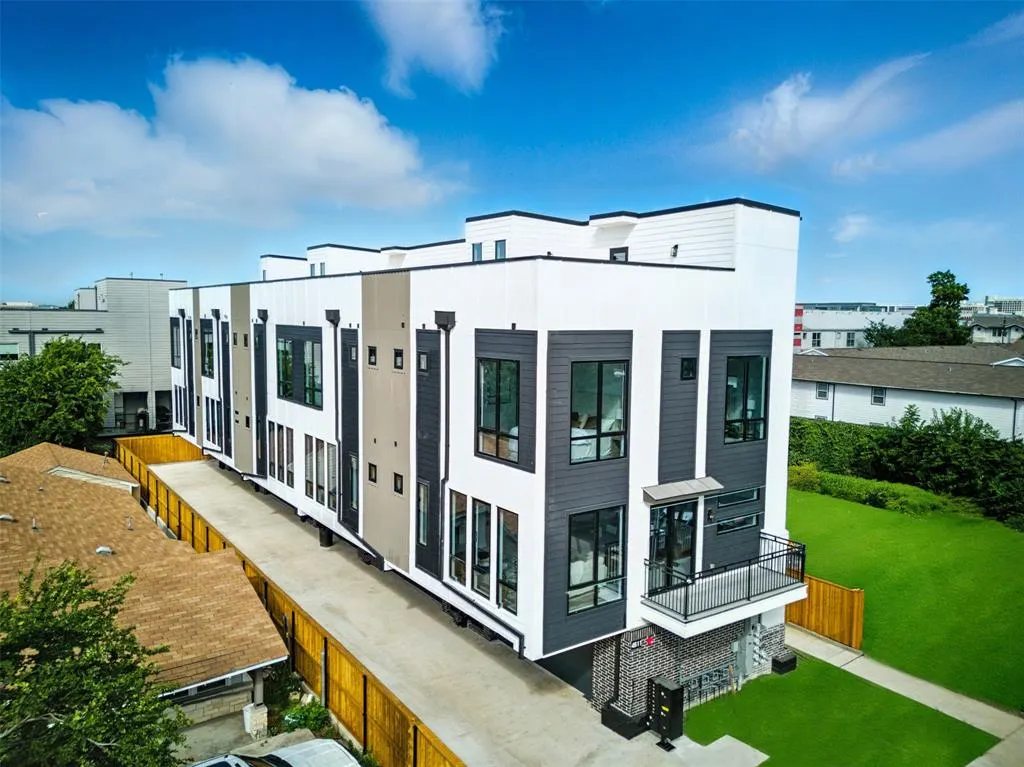 4611 Fairmount Street, #102