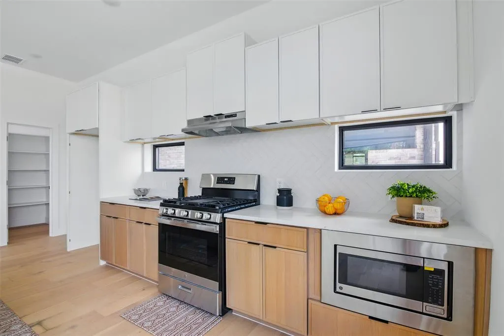 430 E 8th