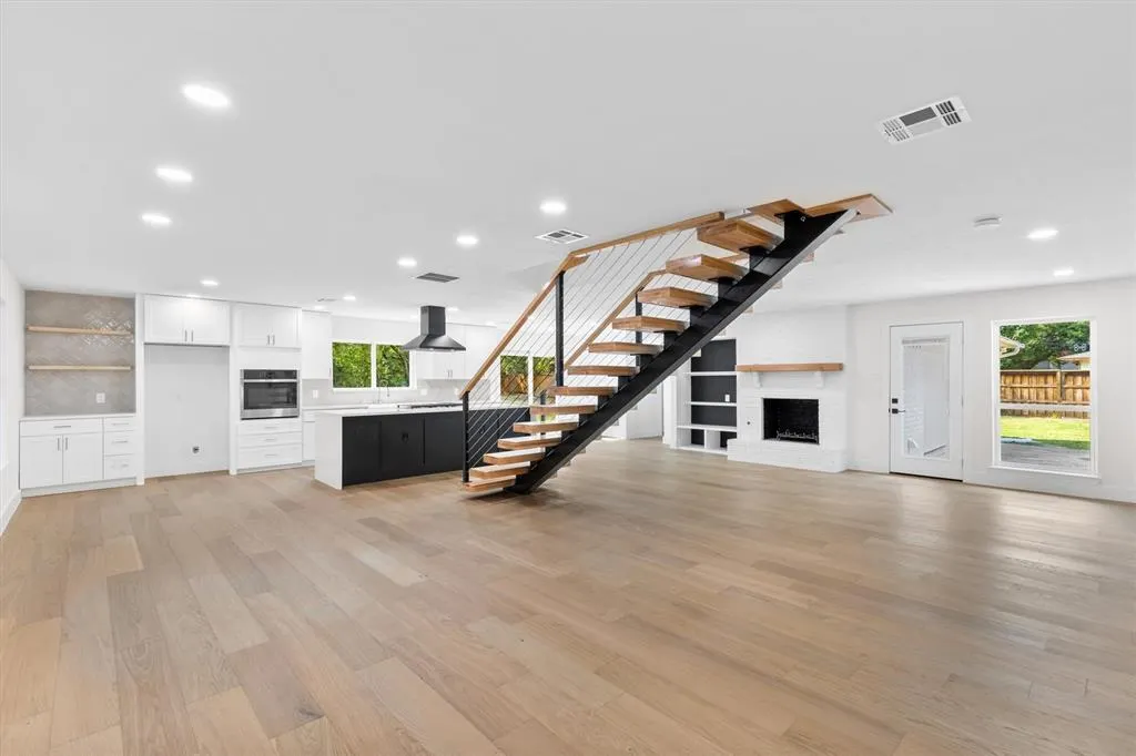 2629 W Prairie Creek Drive