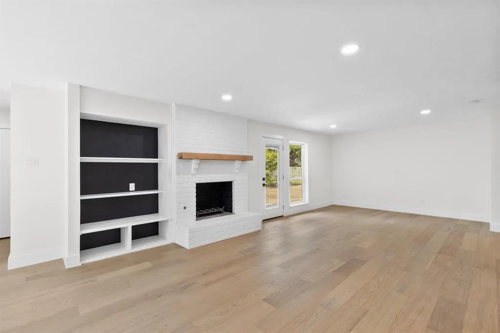 2629 W Prairie Creek Drive