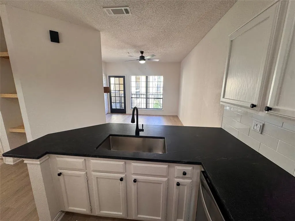 4800 W Lovers Lane, #212