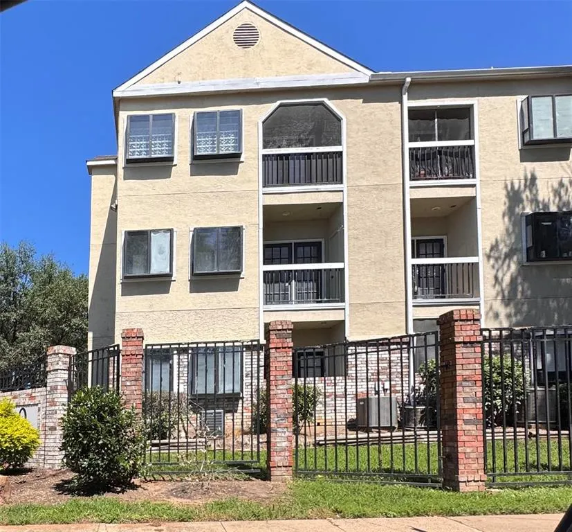 4800 W Lovers Lane, #212