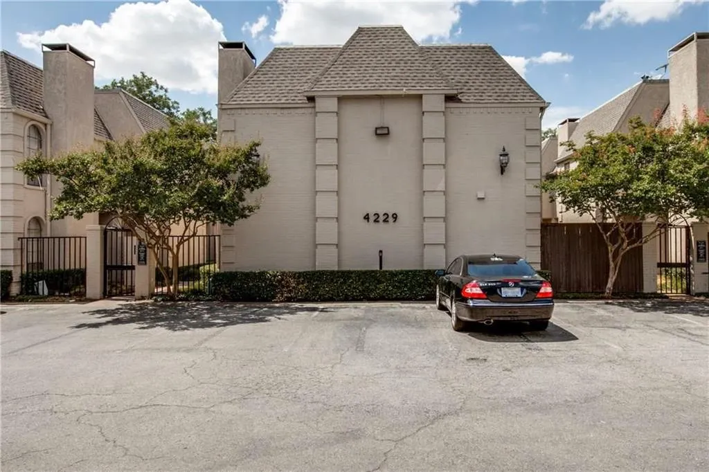 4229 Cole Avenue, #105