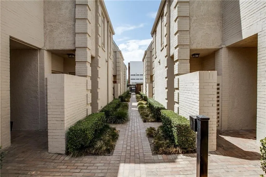 4229 Cole Avenue, #105