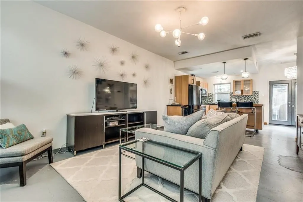 4229 Cole Avenue, #105
