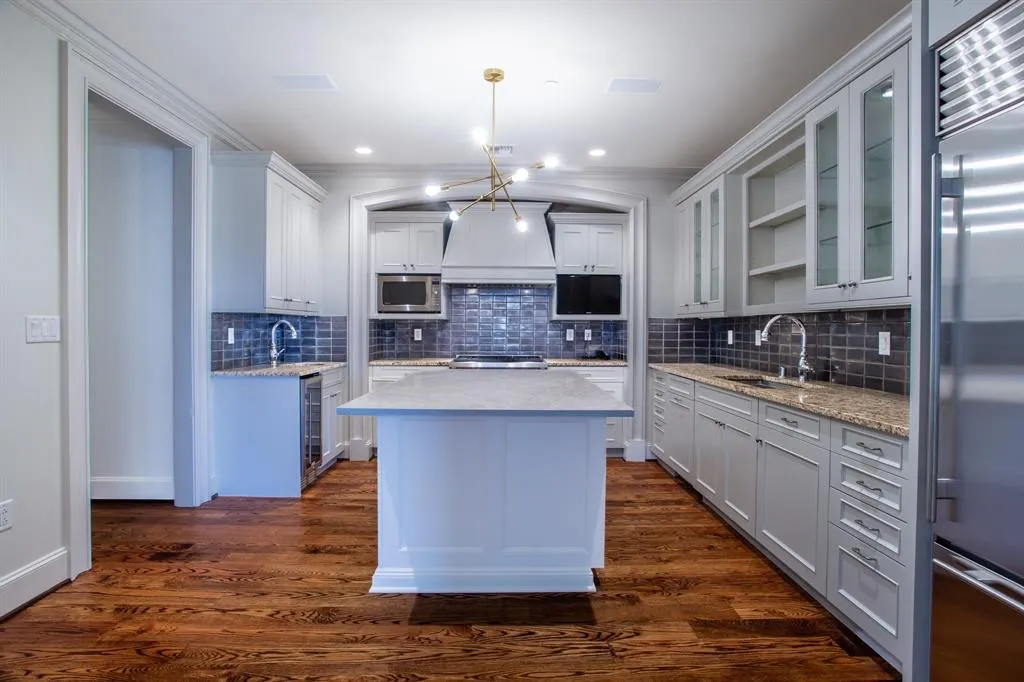 2525 N PEARL Street, #1201