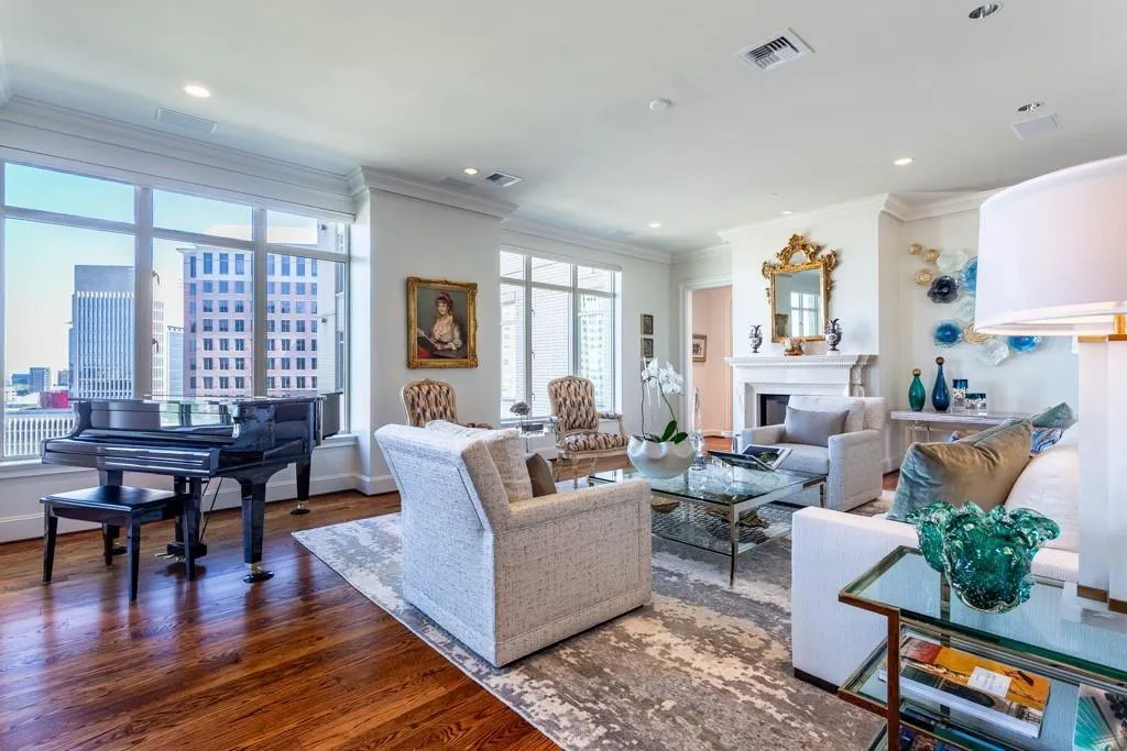 2525 N PEARL Street, #1201