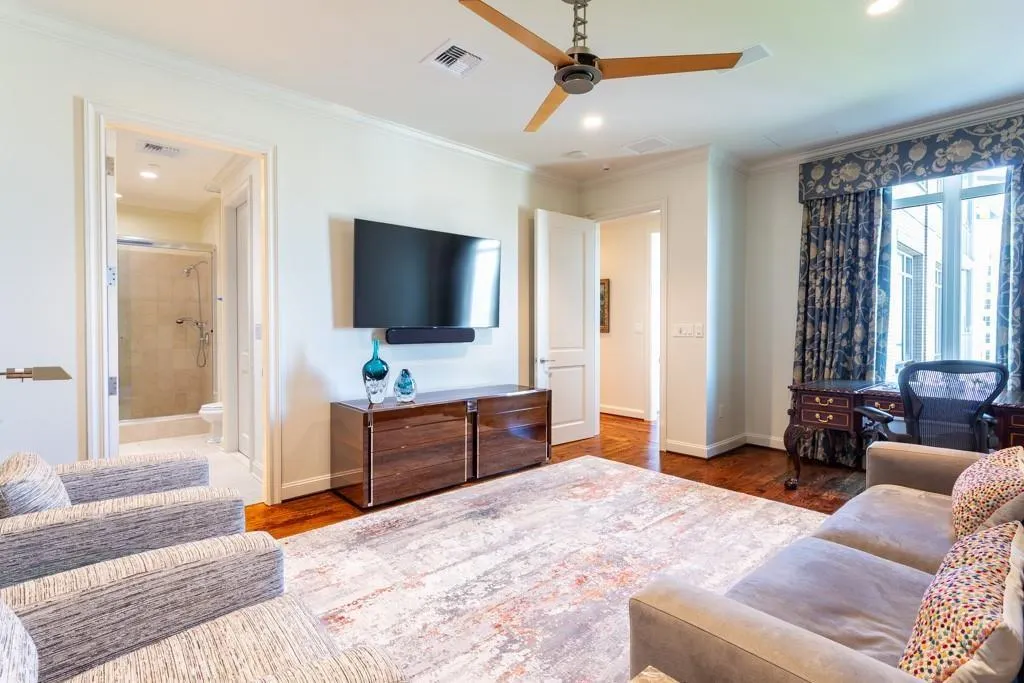 2525 N PEARL Street, #1201