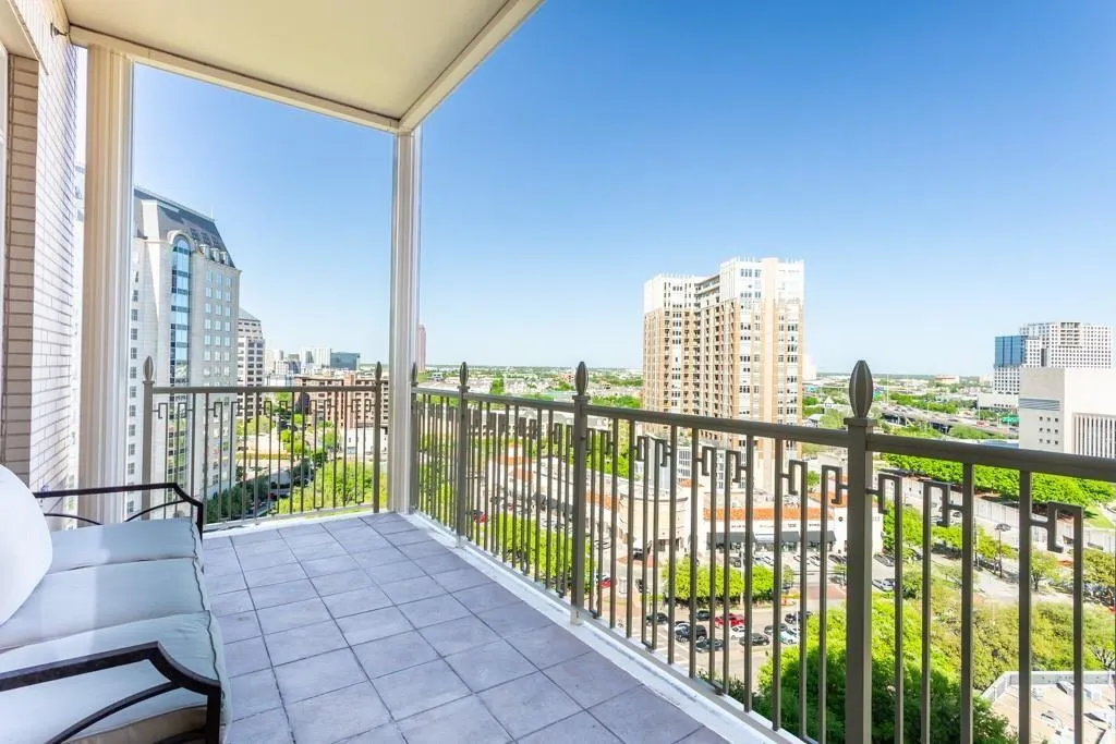 2525 N PEARL Street, #1201