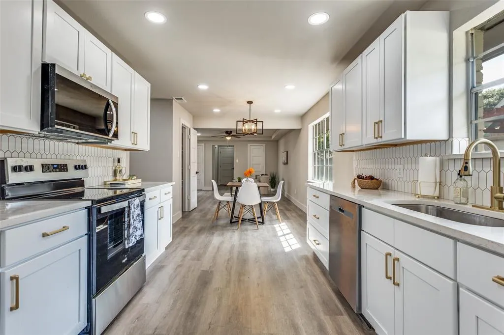 2700 Mollimar Drive