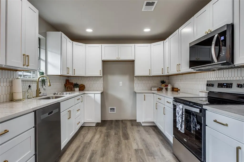 2700 Mollimar Drive