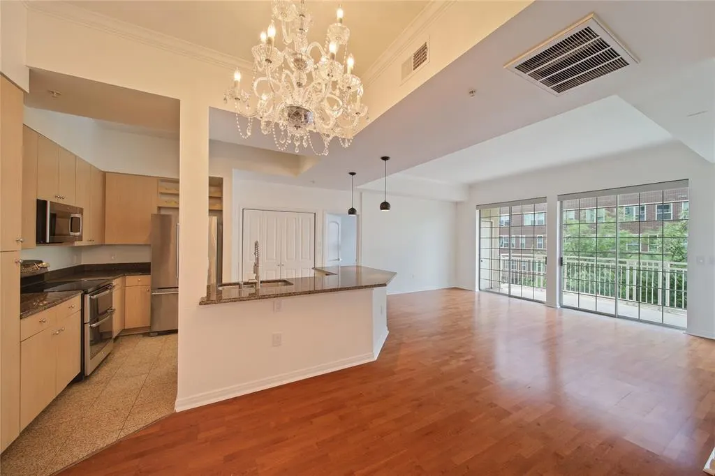 3225 Turtle Creek Boulevard, #320