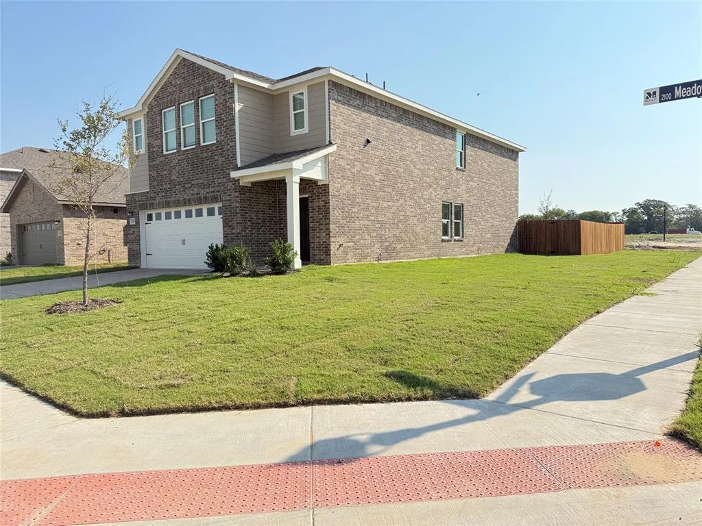 2102 Meadow Park Dr
