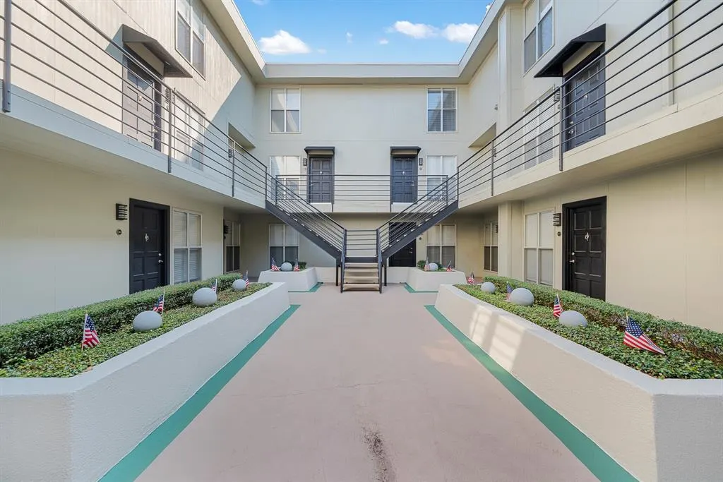 4211 Holland Avenue, #211