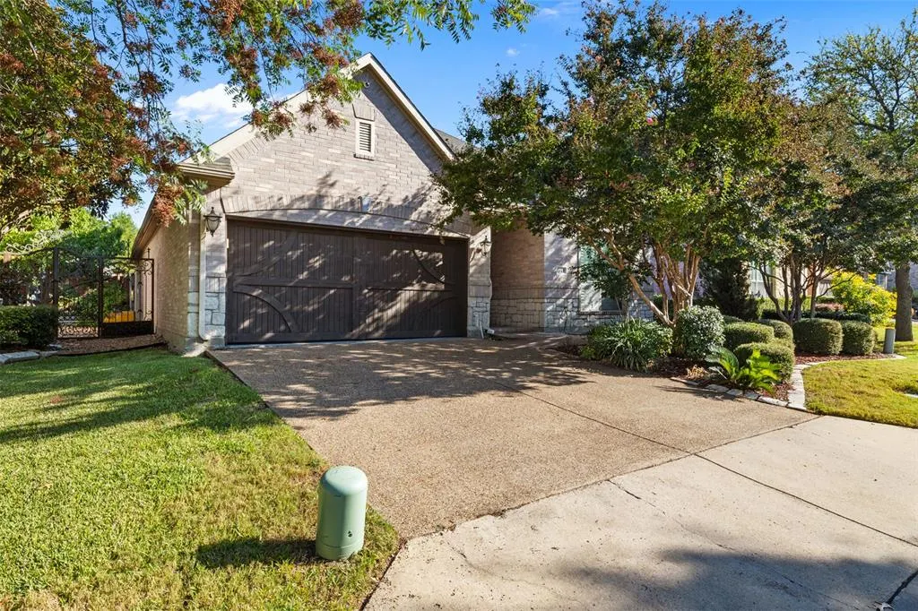 1049 Lake Ridge Drive